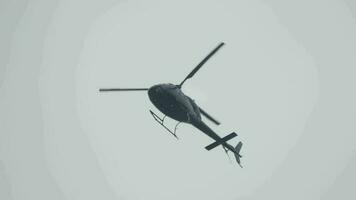 helikopter vliegend in de lucht laag hoek schot filmmateriaal. video