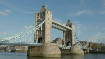 Turm Brücke und Themse Fluss vereinigt Königreich statisch Kamera Filmaufnahme. Vereinigtes Königreich ikonisch Turm Brücke Sommer- Abend. Stativ Schuss von London Wahrzeichen Tower Bridge England welche schön und voll von historisch video