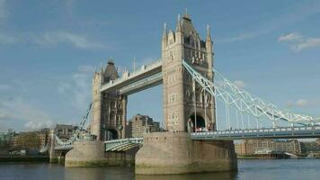 la tour pont et Tamise rivière uni Royaume statique caméra images. Royaume-Uni iconique la tour pont été soir. trépied coup de Londres point de repère Towerbridge Angleterre lequel magnifique et plein de historique video