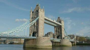 la tour pont et Tamise rivière uni Royaume statique caméra images. Royaume-Uni iconique la tour pont été soir. trépied coup de Londres point de repère Towerbridge Angleterre lequel magnifique et plein de historique video