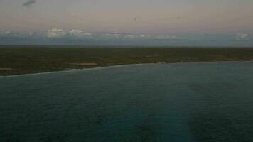 4k antenne keer bekeken van de nok, ningaloo marinier park, western Australië video