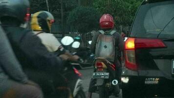 bekasi, Indonesia nel Maggio 2022. traffico su uno di il strade nel il cakung la zona è abbastanza occupato con privato veicoli, tutti e due le moto e macchine. video