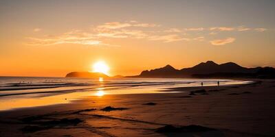 puesta de sol en el playa con montañas en el antecedentes ai generado foto