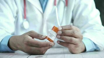 Arzt Hand halten covid-19 medizinisch Tabletten Container video