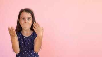 retrato de un emocional 8 años niña grabada su boca. rosado antecedentes foto