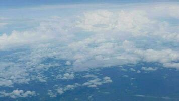 Weiß flauschige Wolken Aussicht von das Fenster von ein Flugzeug. Antenne Sicht, fliegend im ein Flugzeug beim hoch Höhe, hoch Qualität Aufnahmen video