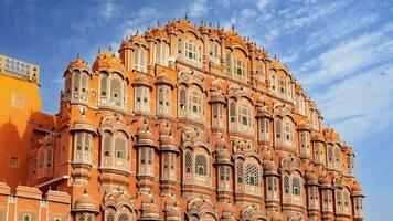 hawa mahal tijd vervallen Aan een zonnig dag, jaipur, Rajasthan. mooi venster bouwkundig element. video