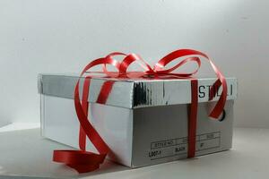 regalo caja con cinta final arco aislado en el blanco fondo, recorte camino incluido. foto