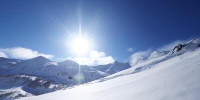 nieve cubierto paisajes y montañas en antecedentes ai generado foto