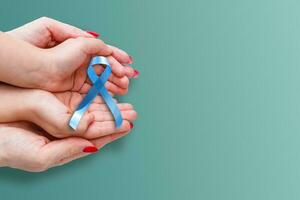 azul cinta representando un anual evento durante el mes de noviembre a aumento conciencia de de los hombres salud cuestiones y próstata cáncer con Copiar espacio foto