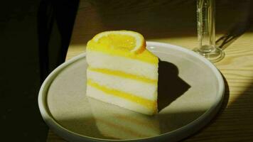 4k vidéo, Orange gâteau sur magnifique assiette dans café restaurant. duveteux aromatique Orange gâteau décoré avec Frais Orange tranches sur céramique assiette avec lumière du soleil, fait maison mousse Orange cuit. video