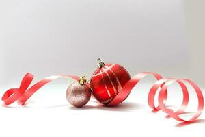 Navidad decoración pelota con cinta arco aislado en blanco antecedentes foto