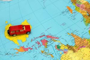 juguete rojo coche en el mundo mapa en Australia, caravaning foto