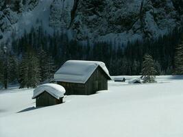 cabaña en el montañas en nieve foto