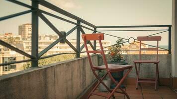 al aire libre terraza con silla y mesa, Clásico filtrar efecto. foto