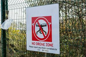 no hay señal de zona de drones. uav volando icono prohibido y prohibido. foto