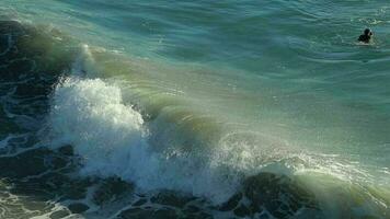 Californie océan vagues et le surfeur lent mouvement video