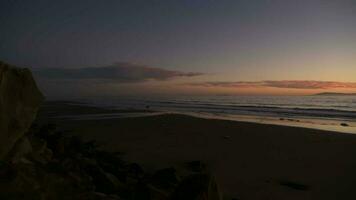 escénico puesta de sol a California rincón playa video