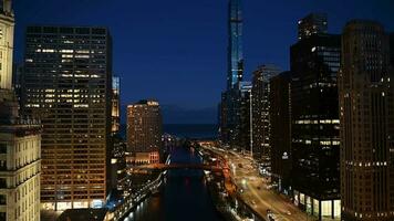 Chicago Osten Wacker Fahrt beim Nacht video