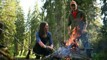 freunde hängend aus Nächster zu Lagerfeuer video