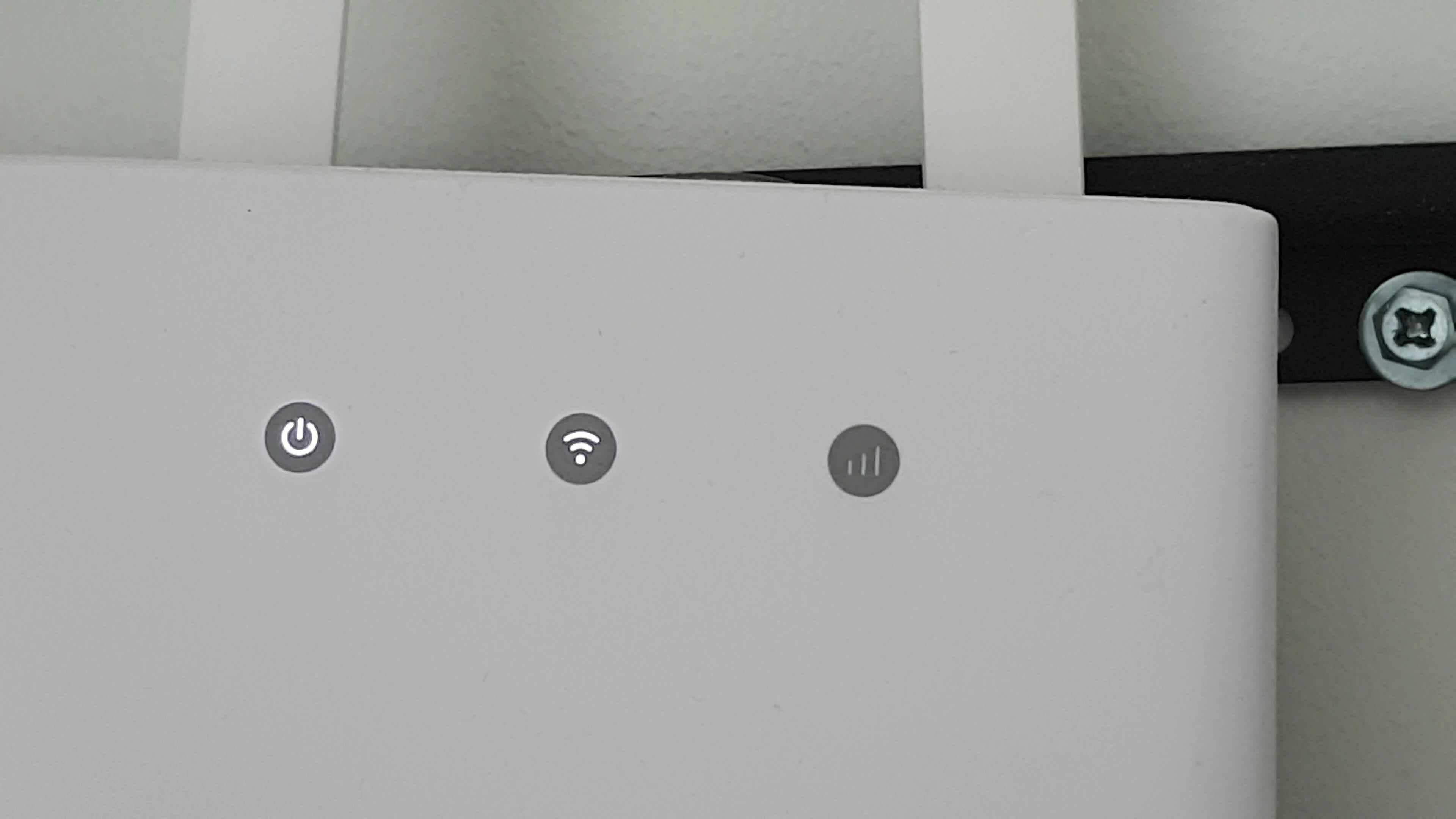 el Wifi indicador de un módem es en. el módem enrutador es blanco. 24499825 Vídeo de stock en