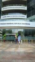 Jacarta, Indonésia dentro marcha 2023. Entrada do a nacional biblioteca do Indonésia, com de várias pessoas entrando e deixando a porta. video