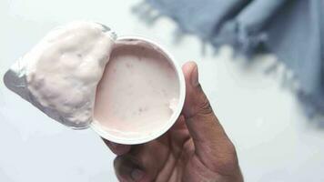 Holding vers yoghurt in een plastic houder video