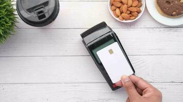 contactloos betalingsconcept met jonge man die met creditcard betaalt video