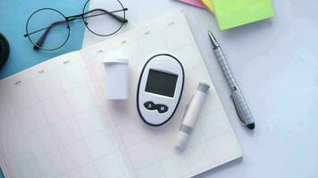 Diabetiker Messung Werkzeuge und ein Planer auf Tabelle video