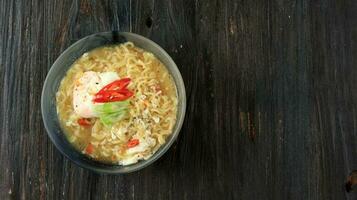 instante asiático ramen fideos con chile y primavera cebolla foto