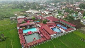 bandung, Indonesia, su gennaio 02, 2023, bellissimo aereo Visualizza, nuoto piscina nel il campagna, ovest java-indonesia video