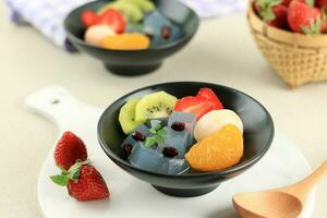 anmitsu, clásico japonés postre incluso agar gelatina, hervido leer frijol, y Fruta foto