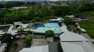 bandung, Indonésia, em janeiro 02, 2023, lindo aéreo visualizar, zamzam natação piscina dentro a interior, oeste java-indonesia. video