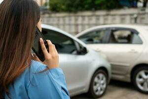 las mujeres conductoras llaman al seguro después de un accidente automovilístico antes de tomar fotografías y enviar el seguro. idea de reclamo de seguro de accidente automovilístico en línea después de enviar fotos y evidencia a una compañía de seguros.