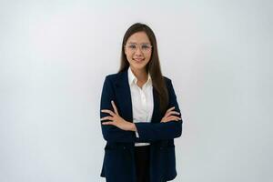 retrato de inteligente y contento joven pensativo asiático negocio mujer pensar para nuevo ideas en aislado blanco antecedentes. concepto de publicidad márketing y producto colocación. foto