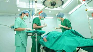 profesional cirujanos equipo ejecutando cirugía en el operando habitación, cirujano, asistentes, y enfermeras ejecutando cirugía en un paciente, salud cuidado cáncer y enfermedad tratamiento concepto video