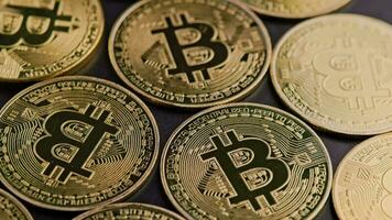 Bitcoin Münzen auf schwarz Hintergrund - - Nahansicht Vollbild Spinnen Hintergrund video