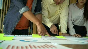 grupo de empresários em reunião com colegas na sala de reuniões e visualizar o gráfico de desempenho anual para analisar e antecipar tendências de negócios. conceito de sucesso nos negócios com trabalho em equipe video