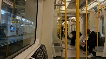 al di fuori Visualizza a partire dal finestra posto a sedere di treno in movimento veloce per approccio Il prossimo stazione dopo Londra. il treno è in viaggio a partire dal centrale Londra per luton cittadina di Inghilterra di UK. il metraggio catturato su 30-maggio-2023 video