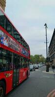 magnifique faible angle métrage de gens à occupé et célèbre touristique endroit à Westminster gros ben central Londres ville de Angleterre génial Bretagne de Royaume-Uni. métrage capturé sur 30-mai-2023 pendant nuageux soir video