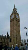 hermosa bajo ángulo imágenes de personas a ocupado y famoso turista sitio a Westminster grande ben central Londres ciudad de Inglaterra genial Bretaña de Reino Unido. imágenes capturado en 30-may-2023 durante nublado noche video