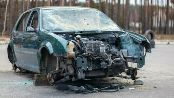 roto estropeado coche después un grave accidente con un sesgado cuerpo, después un poderoso impacto en el lado de el la carretera. tráfico accidente en el calle, dañado coche después un colisión en el ciudad. foto