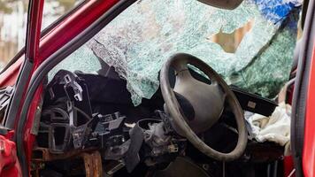 roto parabrisas desde un coche accidente. el parabrisas de el coche estaba roto. roto a prueba de viento coche accidente. coche accidente. un ventana reparar empresa será ven a usted a reemplazar el roto vaso. foto