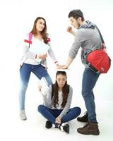 yong sur este asiático medio oriental caucásico juventud hombre mujer en casual vestir caminar hablar divertido sentar a mesa libro cuaderno bolígrafo ordenador portátil computadora estudiar pensar leer en blanco antecedentes foto