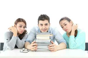 yong sur este asiático medio oriental caucásico juventud hombre mujer en casual vestir caminar hablar divertido sentar a mesa libro cuaderno bolígrafo ordenador portátil computadora estudiar pensar leer en blanco antecedentes foto