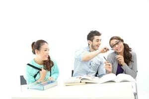 yong sur este asiático medio oriental caucásico juventud hombre mujer en casual vestir caminar hablar divertido sentar a mesa libro cuaderno bolígrafo ordenador portátil computadora estudiar pensar leer en blanco antecedentes foto