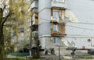 quemado apartamentos en un de muchos pisos residencial edificio, el Consecuencias de el guerra en Ucrania. Traducción - refugio. bombardeado residencial edificio. Ucrania, Kiev - abril 29, 2023. foto