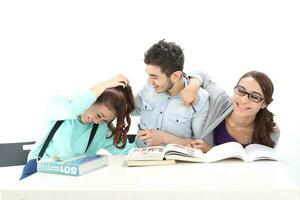 yong sur este asiático medio oriental caucásico juventud hombre mujer en casual vestir caminar hablar divertido sentar a mesa libro cuaderno bolígrafo ordenador portátil computadora estudiar pensar leer en blanco antecedentes foto