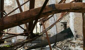 el bombardeado edificio de el casa de cultura en el ciudad. guerra de Rusia en contra Ucrania. destruido piso vigas dentro el edificio, cuales estaba golpear por un artillería caparazón, cohete o aire bomba. foto