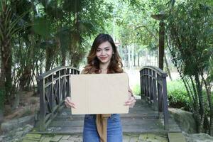 joven asiático malayo hombre mujer al aire libre verde parque caminar hablar discutir mezclarse foto